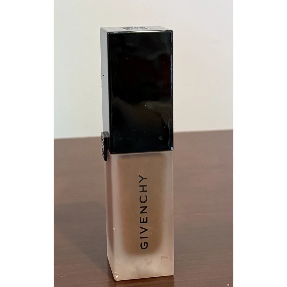 Givenchey Prisme Libre Skin-Caring Glow Foundation‎ - Color 6-N 490- 1 Oz/30
